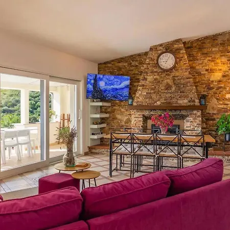 Villa With Terrace Overlooking The Sea Brunella