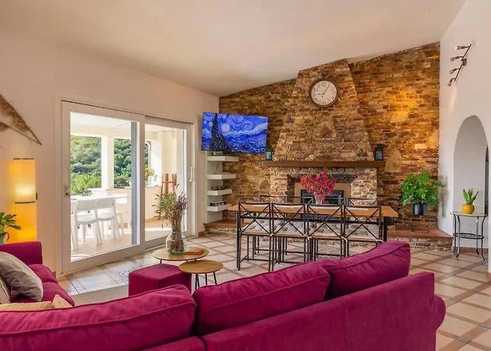 Villa With Terrace Overlooking The Sea Brunella